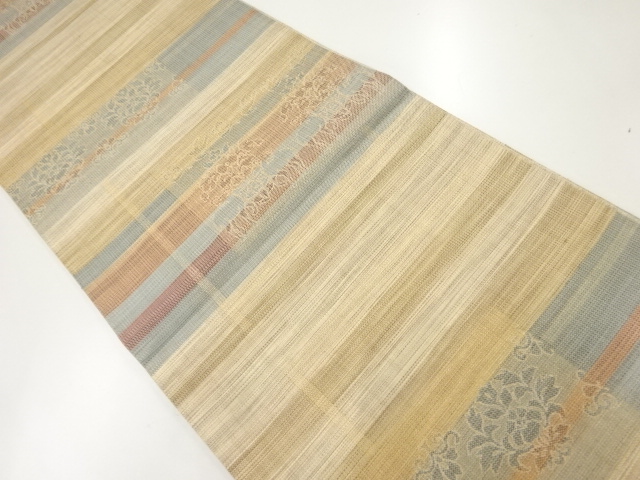 横段に向かい動物・花模様織出し袋帯